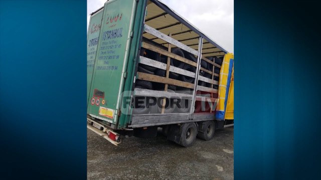 Report Tv - Kontrabandë me goma, 9 të arrestuar në Qafë-Thanë, mes tyre 5 punonjës të doganës