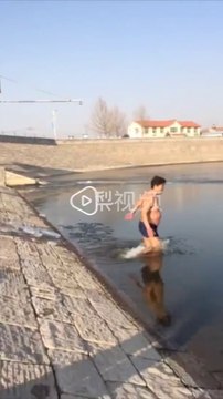 Cet homme plonge sous la glace et n'arrive plus à trouver le trou pour remonter