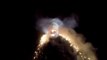 Les images magnifiques d'une montgolfière de feux d'artifices qui explose au décollage