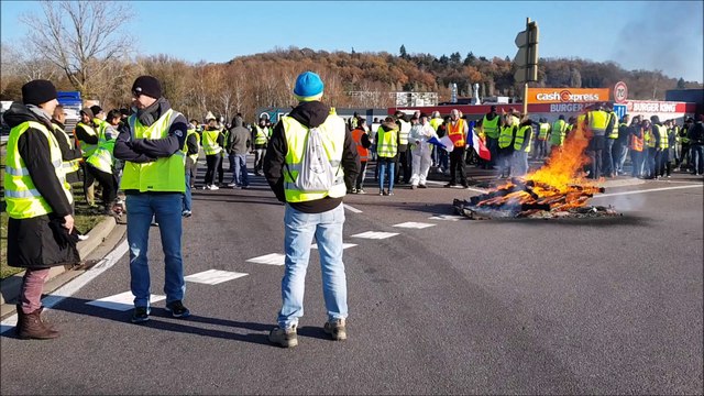 Les gilets jaunes manifestent sur le rond-point de l'Agora à Saint-Avold