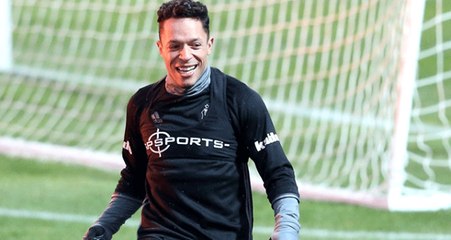 Descargar video: Beşiktaş'ın Brezilyalı Oyuncusu Adriano: Amatör Olarak Sevilla'yı Destekliyorum