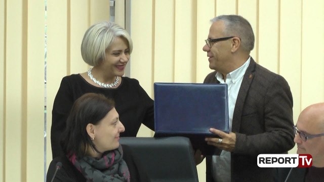 Report Tv - Ndahen çmimet e Panairit të Librit “Tirana 2018”