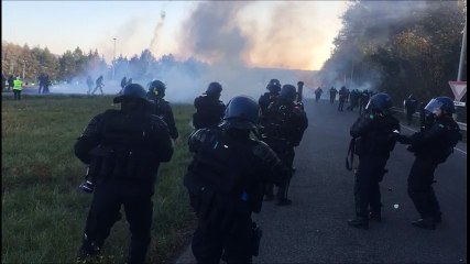 À l'aide de gaz lacrymogène, les forces de l'ordre tentent de déloger les gilets jaunes qui occupent l'A31 à Frouard