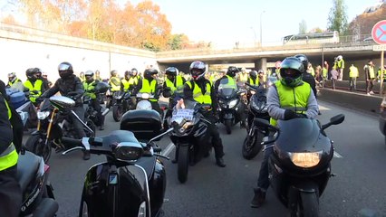 Paris : les "gilets jaunes" sur les Champs-Elysées