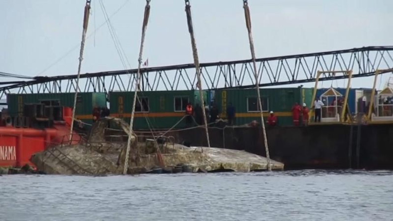 Verunglücktes Touristenboot vor Phuket gehoben