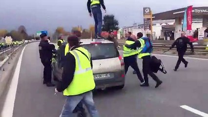 Un couple a forcé le barrage des "gilets jaunes" sur le voie rapide urbaine à Chambéry (Savoie)
