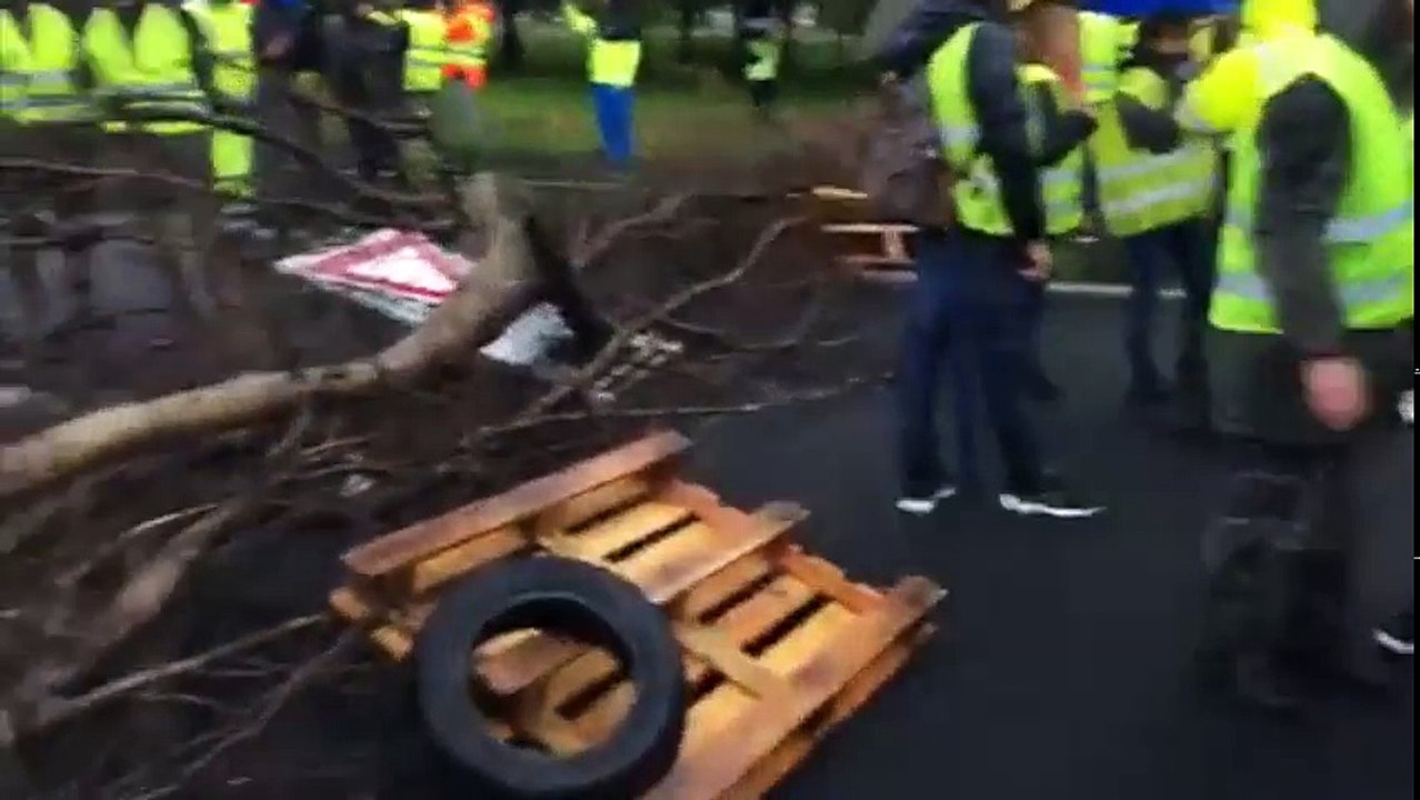 Manif du 17 novembre - Les gilets jaunes bloquent l'A9 au niveau de Béziers