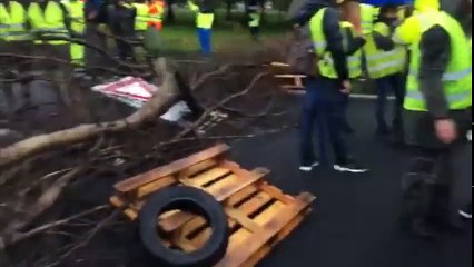Manif du 17 novembre - Les gilets jaunes bloquent l'A9 au niveau de Béziers