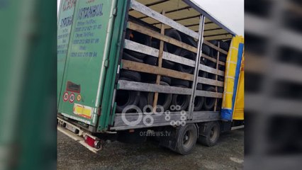 Ora News - Arrestohen 5 doganierë, lejuan të kalonte kamioni me 2100 goma kontrabandë