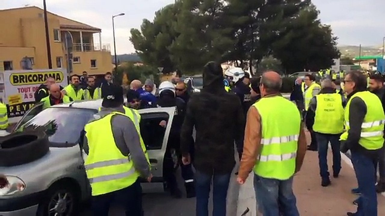 Gilets Jaunes : un automobiliste force un barrage à Grasse et renverse un policier