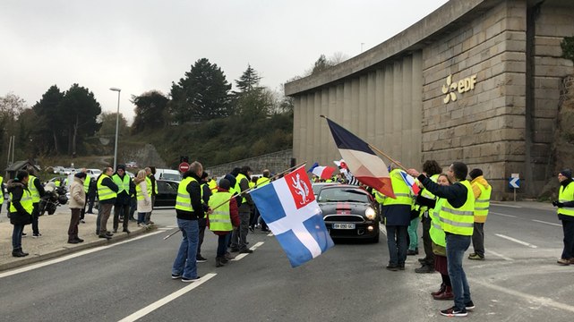 Les gilets jaunes manifestent sur le barrage