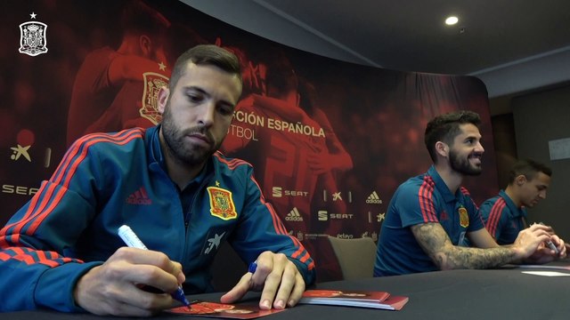 Rodrigo, Jordi Alba e Isco Firman Autógrafos con la Selección en Gran Canaria