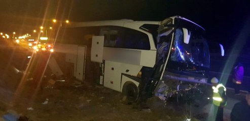 Yolcu Otobüsü Refüje Çarptı: Çok Sayıda Yaralı Var