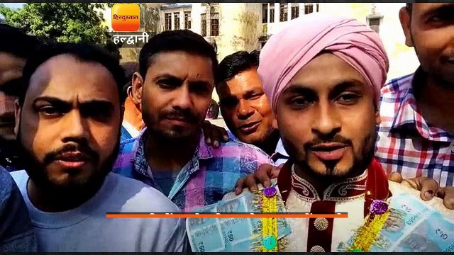 हल्द्वानी में दूल्हे शोएब ने बारात में जाने से पहले अपने मत का प्रयोग किया