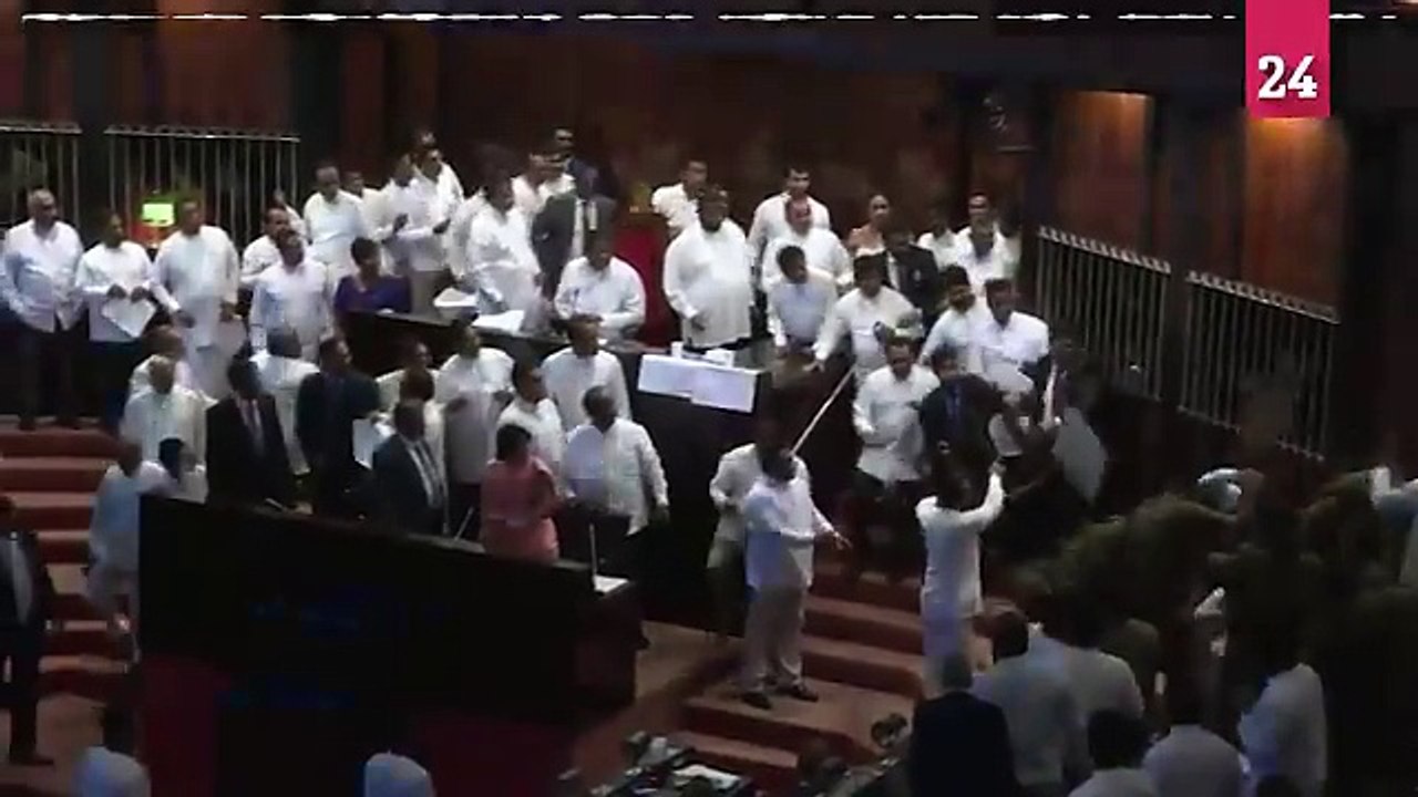 عراك بالأيدي يشتعل بداخل برلمان سريلانكا