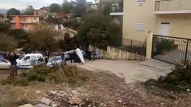 Η σορός του Κωνσταντίνου Κατσίφα στο σπίτι της οικογένειας του