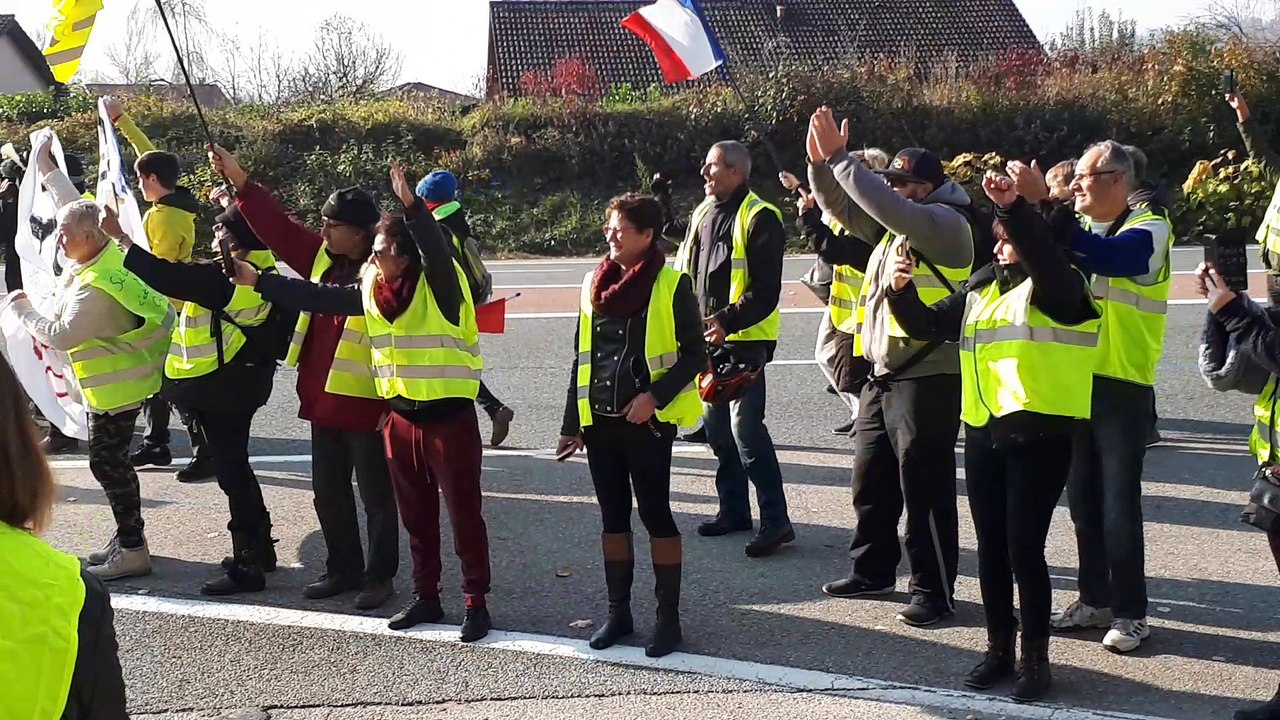 CROLLES | 10h57 : Les "gilets jaunes" de Grenoble arrivent à Crolles.