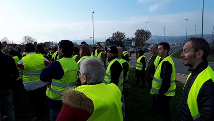 Les gilets jaunes valentinois ont respecté une minute de silence