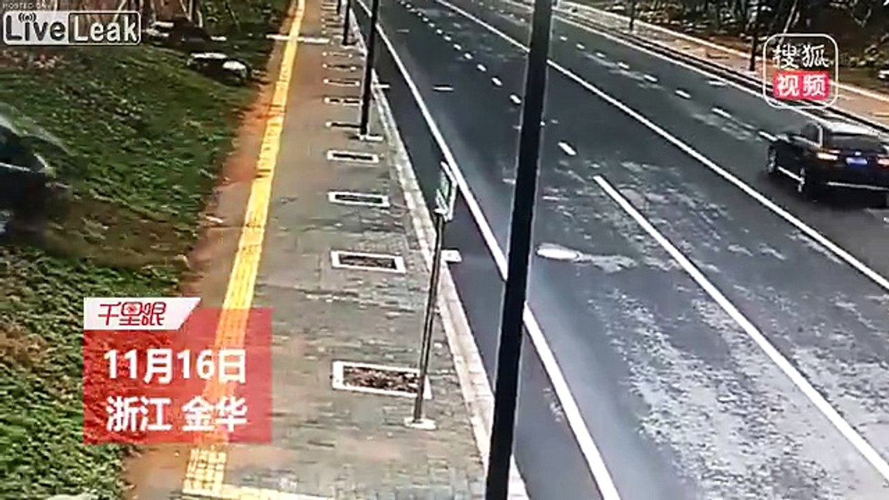 Cette voiture s'envole d'une route à l'autre !