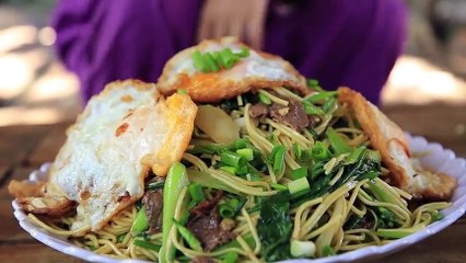 柬埔寨姑娘烹饪牛肉炒面