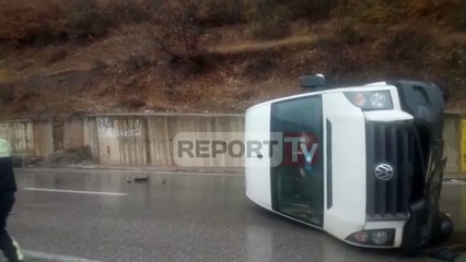 Report TV - Qafë Thanë , përmbyset furgoni i mallrave, nuk ka të lënduar