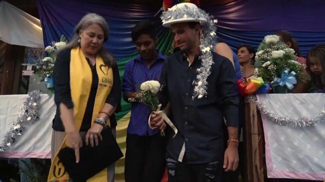 ЛГБТ-пары мигрантов вступили в брак