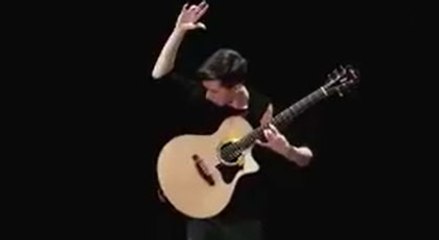 Genç gitaristin büyüleyici performansı