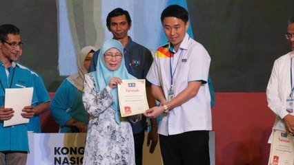 Crowd boos Julau's Larry Sng at PKR Congress