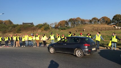 Les Gilets jaunes forment une chaîne humaine