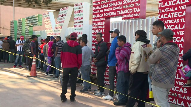 Caravana de migrantes se divide no México entre críticas