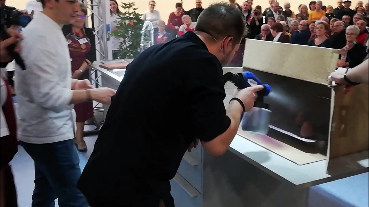 Epinal Salon de la gourmandise Réalisation d'une bûche mûre et chocolat démonstration culinaire