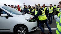 Κίτρινα Γιλέκα: Μία νεκρή και πάνω από 400 τραυματίες - Στο ναδίρ η δημοτικότητα του Μακρόν