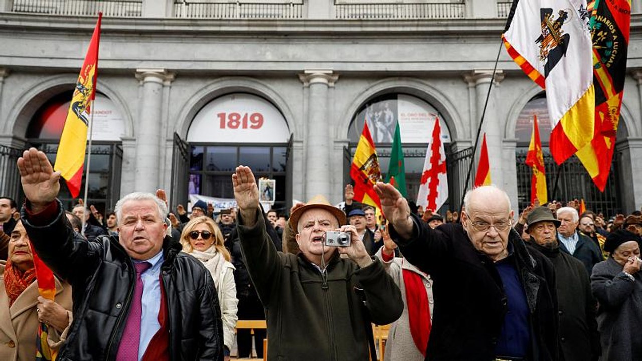 Franco-Anhänger greifen 3 FEMEN-Aktivistinnen an