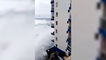 Olas de varios pisos de altura obligan a desalojar 65 viviendas en Tenerife