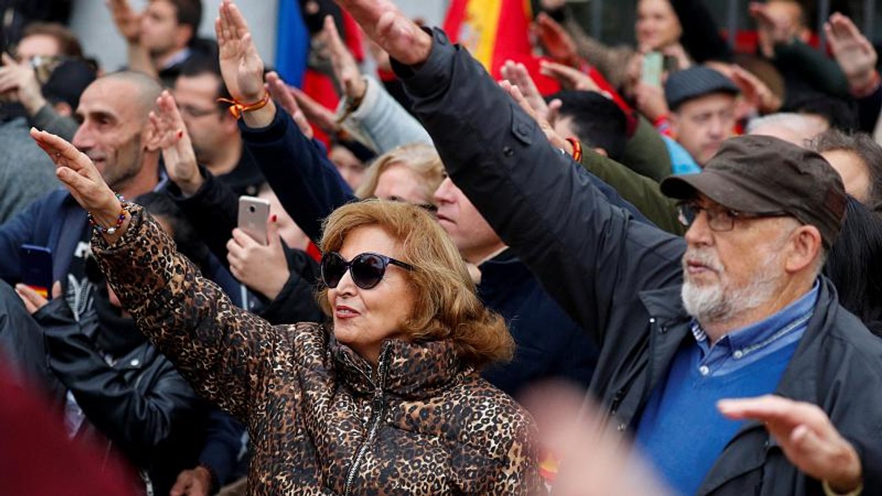 3 FEMEN gegen Franco-Anhänger