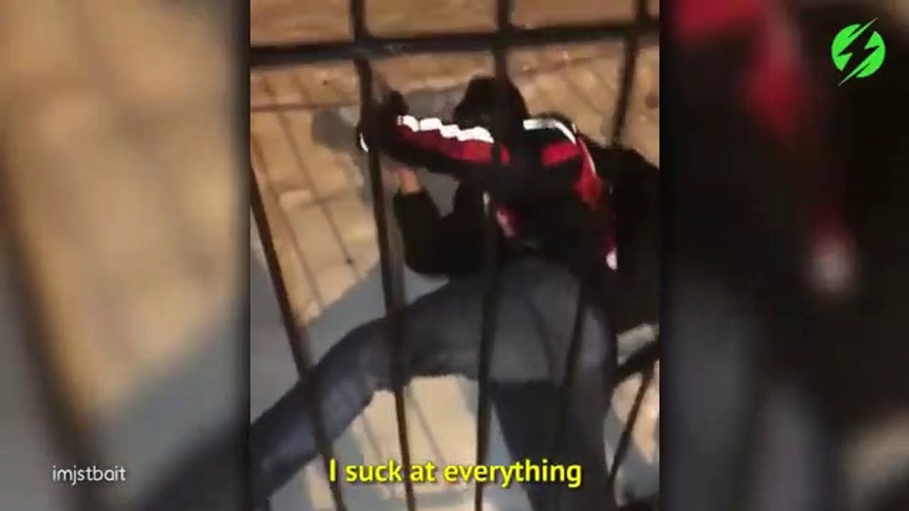 Il trouve un homme coincé dans une grille en métal... Mais comment il a fait son compte???