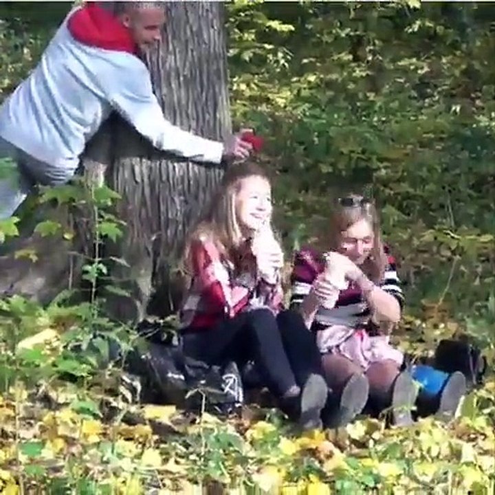 Il piège des gens avec sa corne de brume mais regardez la réaction du dernier...