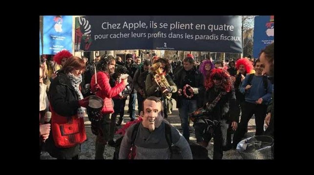 Attac est venue fêter l'inauguration du Apple Store sur les Champs-Élysées