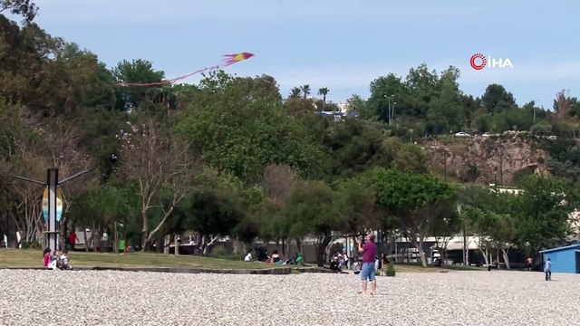 Yaylada 2,5 metrelik kar esareti, sahilde deniz keyfi