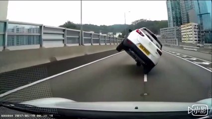 Video herunterladen: Un automobiliste se fait doubler par une voiture sur 2 roues... Dingue