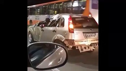 Ce conducteur roule dans une épave... En mode décapotable