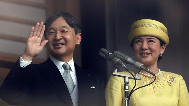 Japonya'nın yeni imparatoru Naruhito sarayın balkonundan halkı selamladı