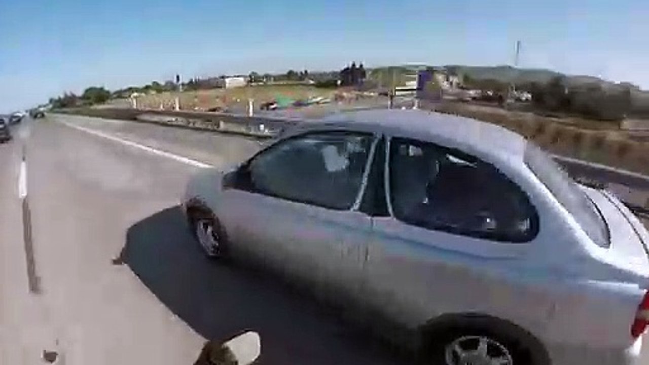 Une voiture fait un tonneau sur une autoroute