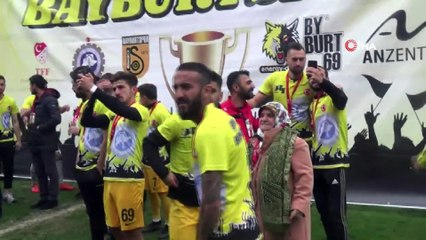 Bayburt şampiyonluk kupasını aldı