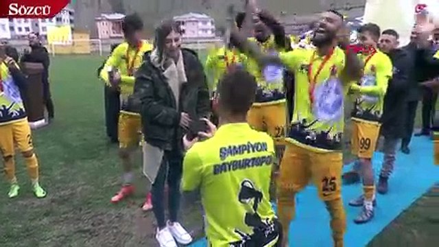 Kupa töreninde sürpriz evlilik teklifi
