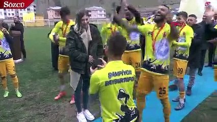 Kupa töreninde sürpriz evlilik teklifi