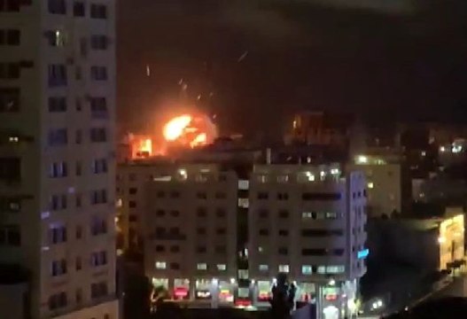 İsrail, Gazze'de Anadolu Ajansının Ofisinin de Olduğu Binayı Vurdu