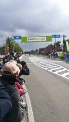 Un coureur cycliste fait une pause avant la ligne darrivée