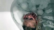 Un bébé qui sendort dans le bain