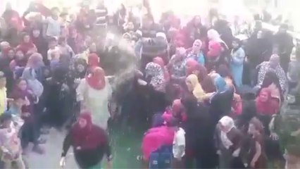 رش مواطنين بالمياه أثناء توزيع كراتين رمضان في الدقهلية